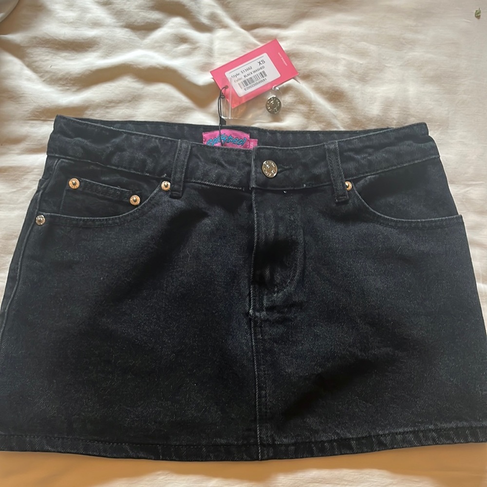 XS black Edikted mini skirt new with tags never worn!!